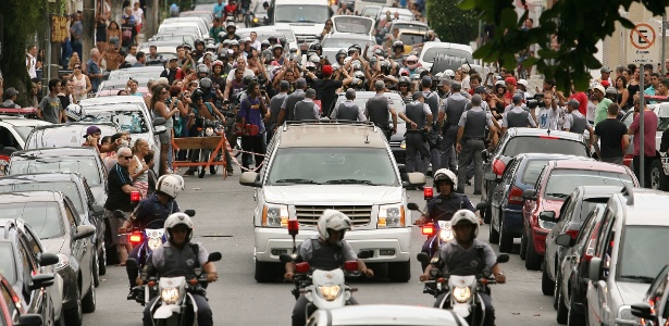 Multidão de fãs acompanha cortejo do corpo de Chorão até o Cemitério Memorial Necrópole Ecumênica, em Santos - Guilherme Dionízio/Estadão Conteúdo