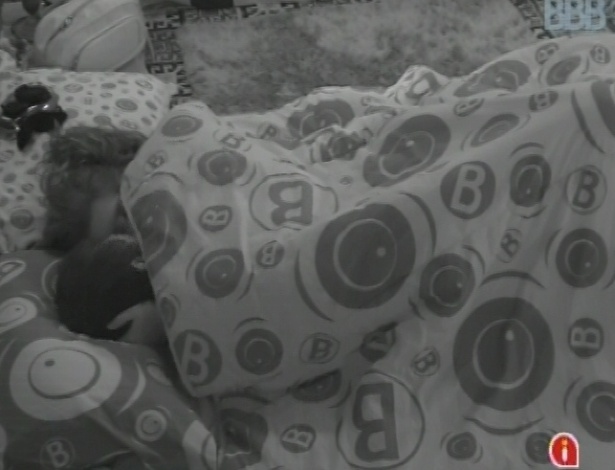 7.mar.2013 - Nasser e Andressa trocam carícias embaixo do edredom nesta manhã, enquanto outros brothers dormem