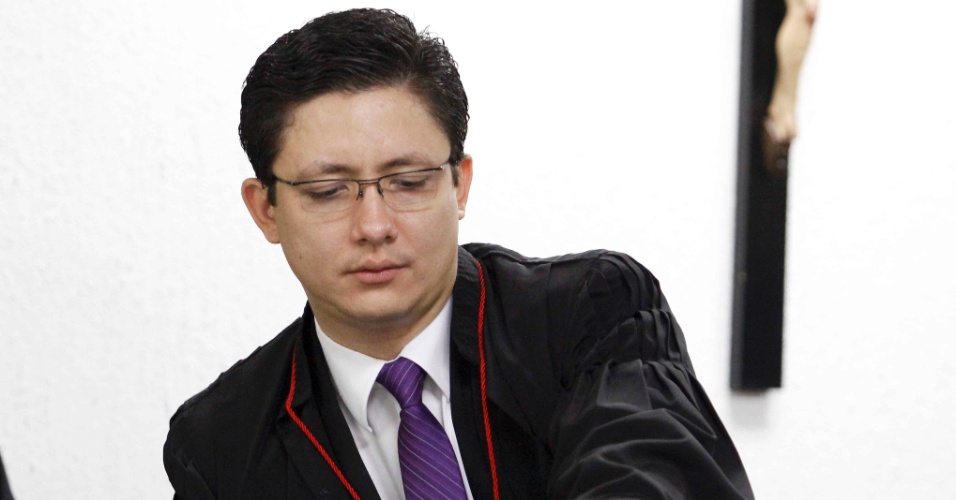 7.mar.2013 - O promotor Henry Wagner durante o julgamento do ex-goleiro Bruno Fernandes de Souza, no Fórum Pedro Aleixo, em Contagem (MG)