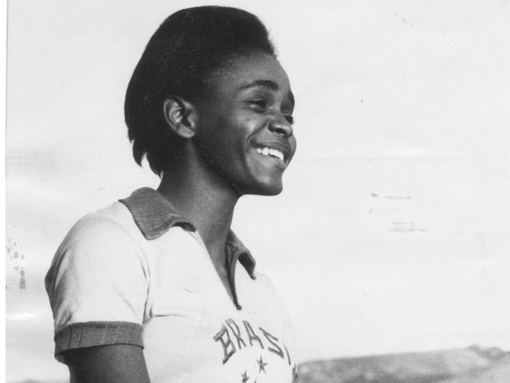 Aída dos Santos - única mulher presente na delegação dos Jogos de Tóquio, em 1964. Nesta edição, ficou em quarto lugar na prova do salto em altura, mesmo sem nenhuma estrutura fornecida: viajou sem técnico e sem material para competir. Nem sequer tinha roupa para a Cerimônia de Abertura: usou um uniforme adaptado de outra competição. Mesmo assim, se transformou na primeira mulher do Brasil a disputar uma final olímpica - Elsa/Getty Images/AFP