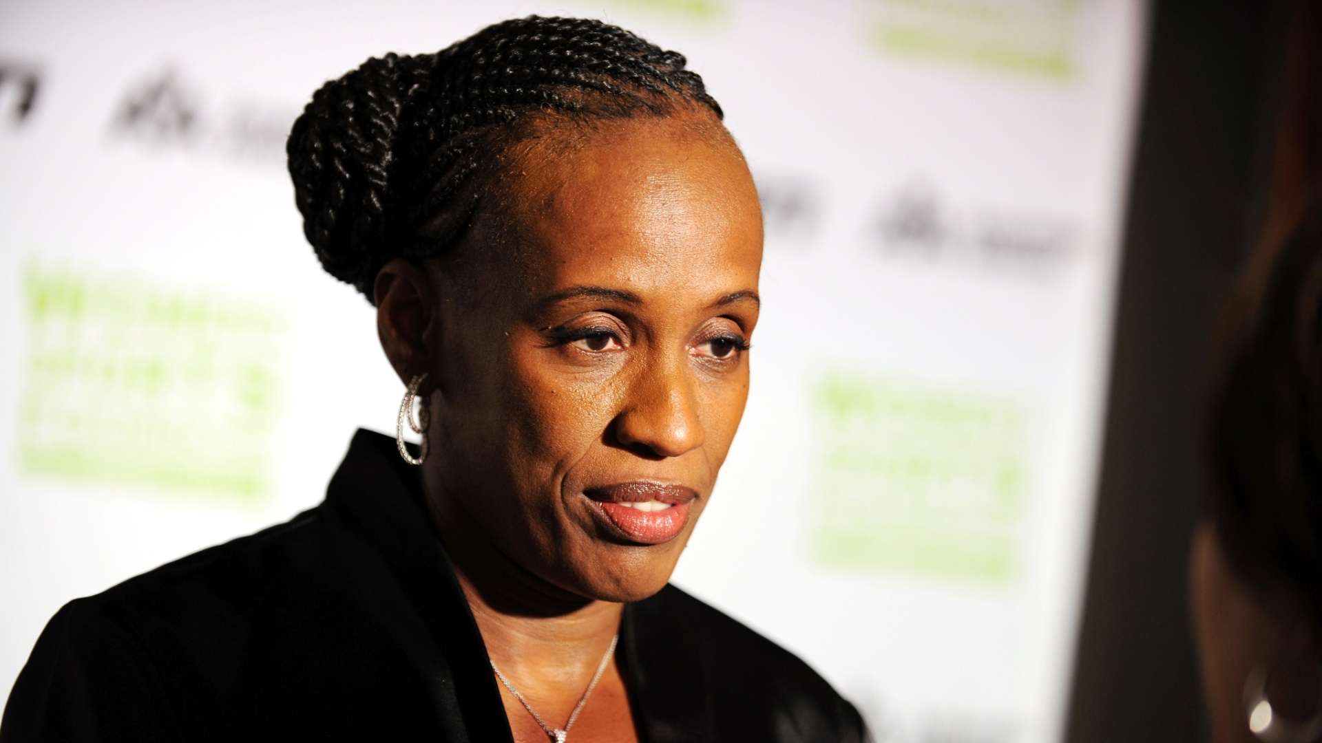 Jackie Joyner-Kersee - atleta norte-americana. É considerada uma das melhores atletas de todos os tempos no heptatlo e no salto em distância. Ganhou três medalhas de ouro, uma de prata de duas de bronze nas Olimpíadas de 1984, 1988, 1992 e 1996. Foi eleita como a mais Atleta Feminina do Século XX pela revista Illustrated e, em 2012, foi imortalizada no Hall da Fama do atletismo. É recordista mundial do heptatlo desde 1986, e foi recordista mundial do salto em distância entre 1987 e 1988. - Stephen Lovekin/GETTY IMAGES