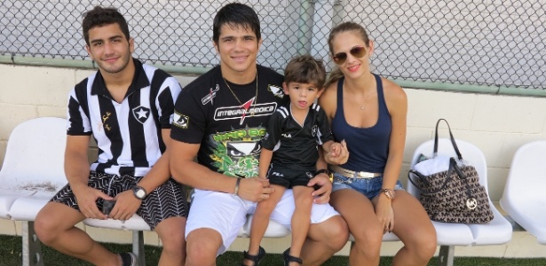 O lutador do UFC Erick Silva foi prestigiar o treino do seu clube de coração - Bernardo Gentile/UOL Esporte