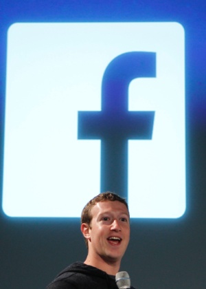 Mark Zuckerberg, diretor-executivo do Facebook, apresenta o feed de notícias na sede da empresa - Robert Galbraith/Reuters