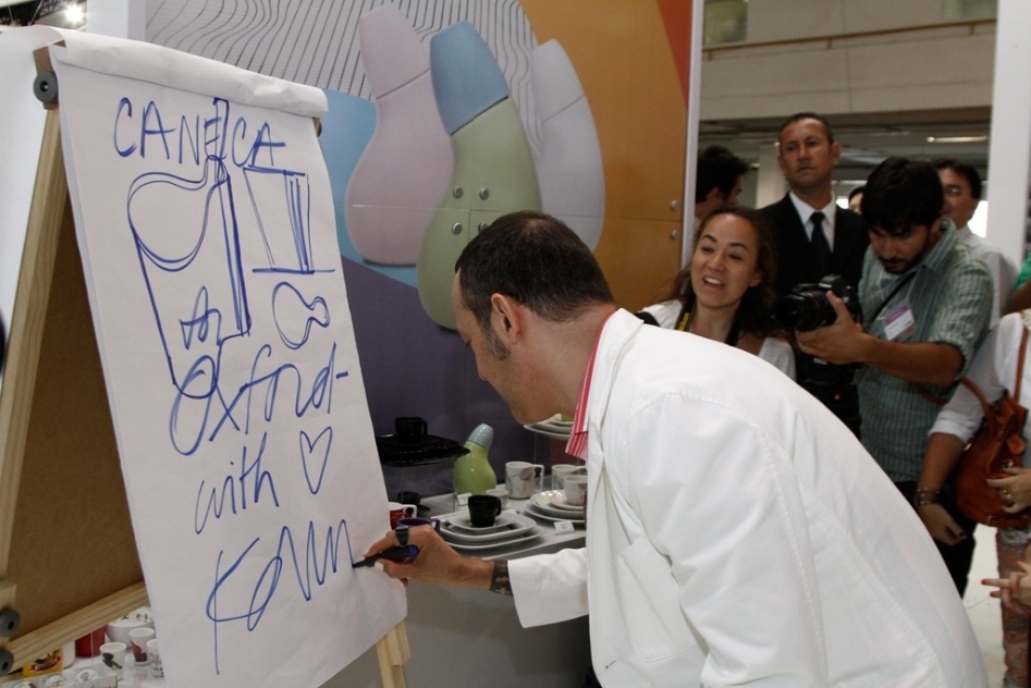 O designer egípcio Karim Rashid desenha no estande da Oxford, empresa para a qual criou uma linha de louças, durante a Gift Fair 2013, em São Paulo - Divulgação