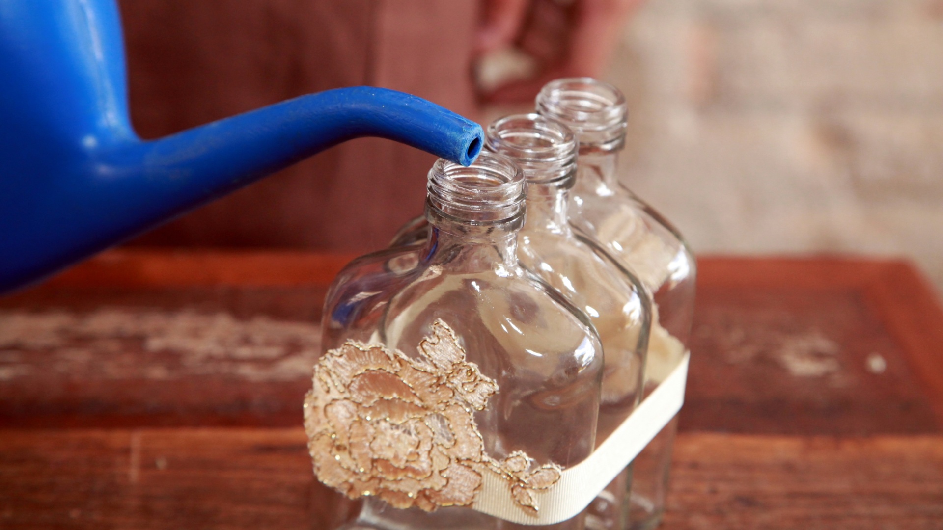 Passo a passo de arranjo com garrafas de uísque individuais e flores vermelhas (Imagens cedidas para o UOL Casa e Decoração em caráter exclusivo, usar apenas no respectivo material) - Andre Gruby/ Divulgação