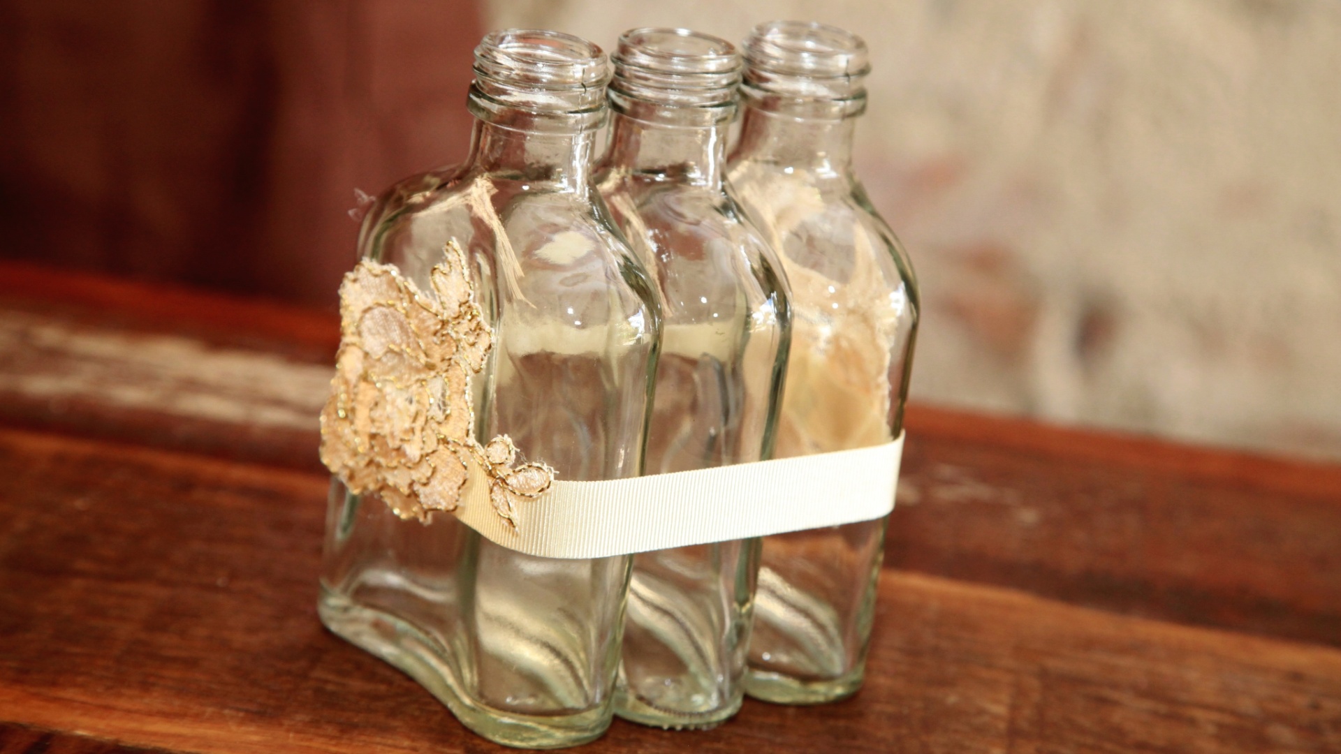 Passo a passo de arranjo com garrafas de uísque individuais e flores vermelhas (Imagens cedidas para o UOL Casa e Decoração em caráter exclusivo, usar apenas no respectivo material) - Andre Gruby/ Divulgação