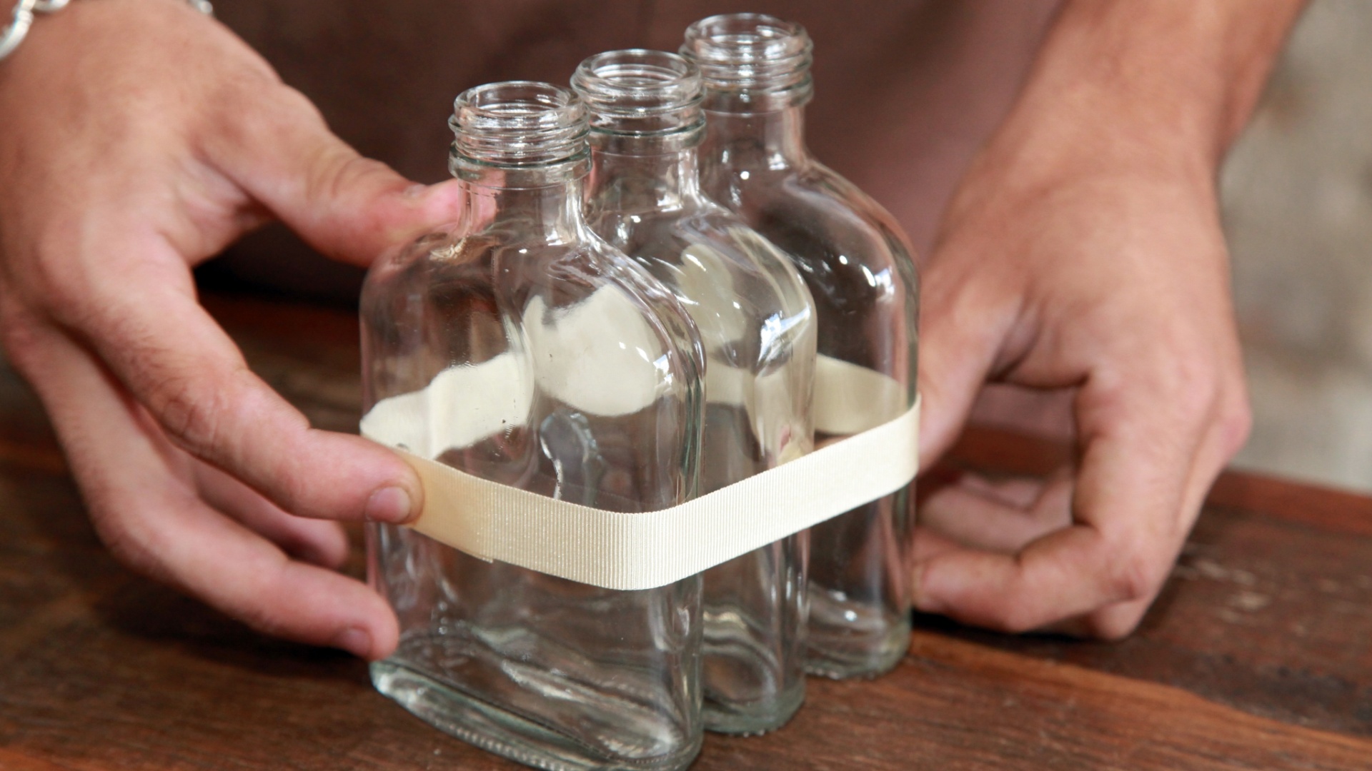 Passo a passo de arranjo com garrafas de uísque individuais e flores vermelhas (Imagens cedidas para o UOL Casa e Decoração em caráter exclusivo, usar apenas no respectivo material) - Andre Gruby/ Divulgação