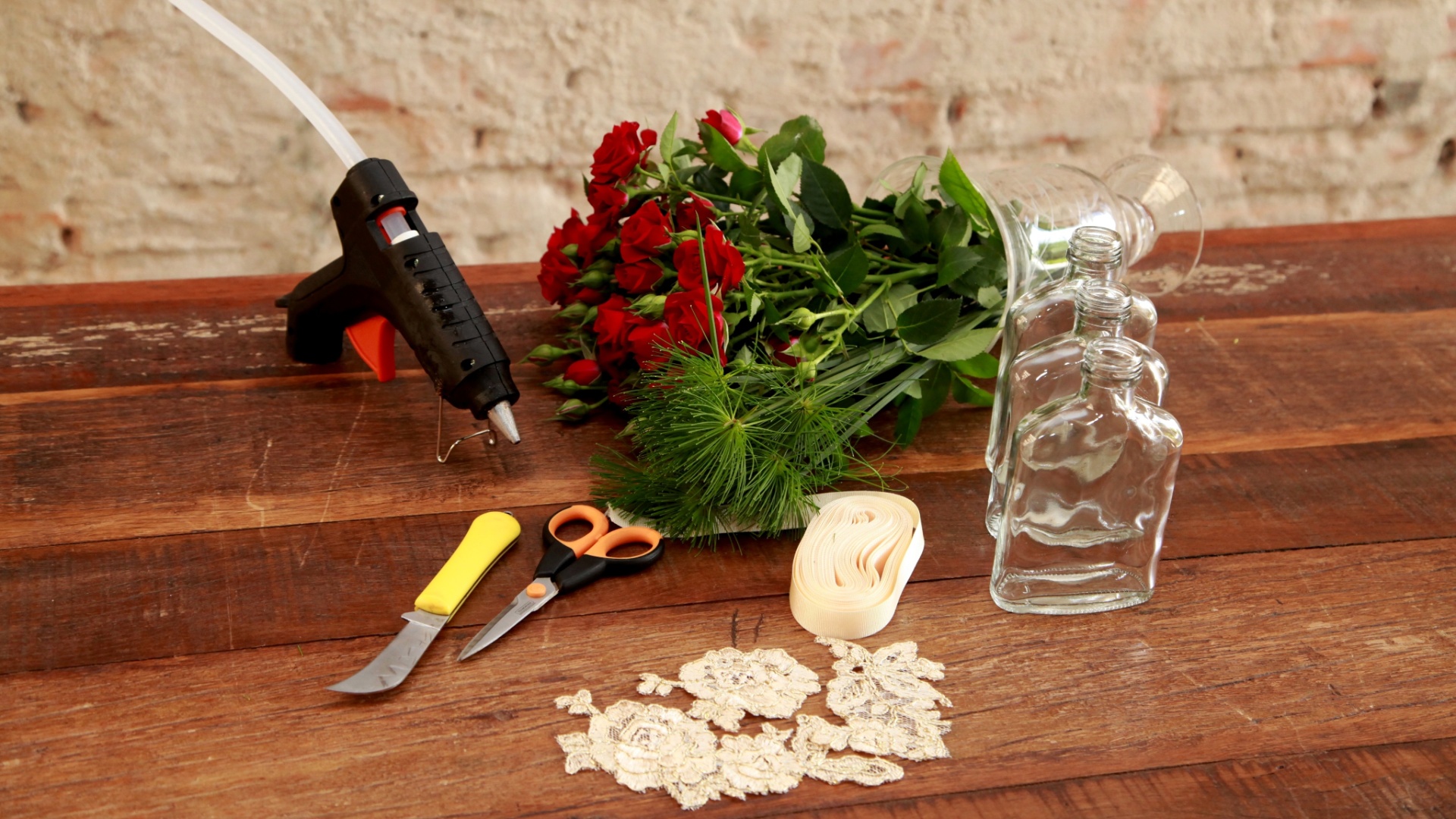 Passo a passo de arranjo com garrafas de uísque individuais e flores vermelhas (Imagens cedidas para o UOL Casa e Decoração em caráter exclusivo, usar apenas no respectivo material) - Andre Gruby/ Divulgação