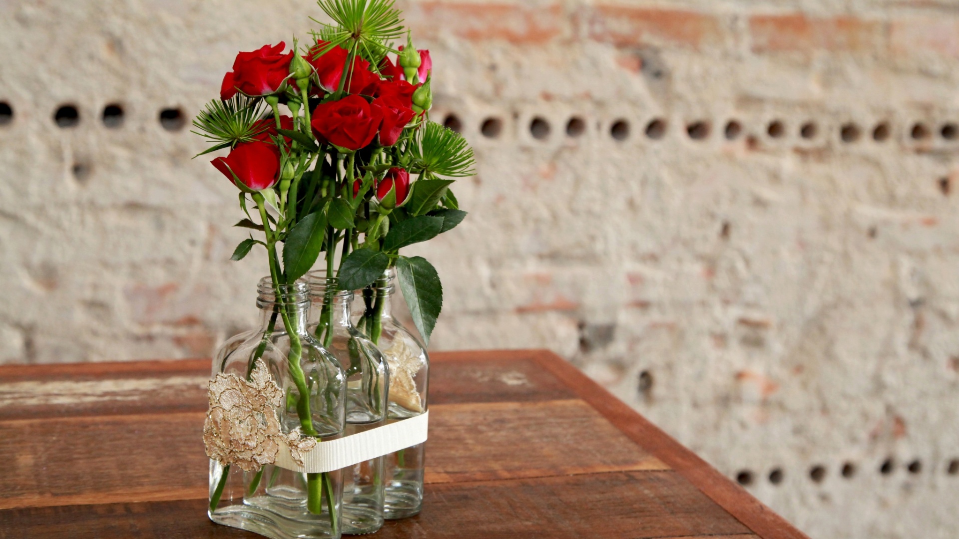 Passo a passo de arranjo com garrafas de uísque individuais e flores vermelhas (Imagens cedidas para o UOL Casa e Decoração em caráter exclusivo, usar apenas no respectivo material) - Andre Gruby/ Divulgação