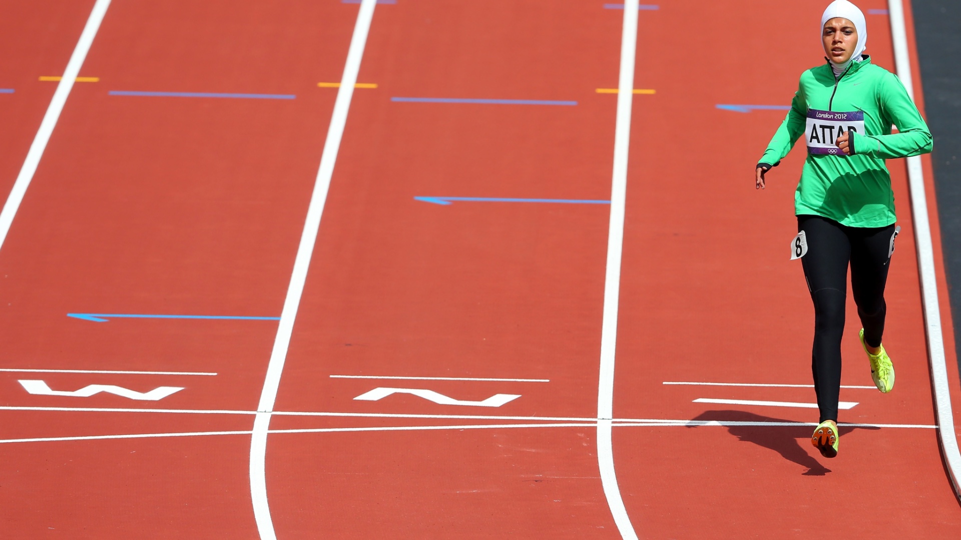 Sarah Attar ? atleta de 19 anos. Primeira mulher da Arábia Saudita a disputar uma prova de atletismo em Jogos Olímpicos. Ela correu por mais de 30 segundos sozinha pela pista de atletismo do Estádio Olímpico de Londres e foi a última colocada em sua bateria dos 800 m, mas a torcida a aplaudia entusiasmada pelo feito. - Alexander Hassenstein/GETTY IMAGES