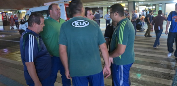 Seguranças do Palmeiras aguardam desembarque do time em Cumbica - Bruno Thadeu/UOL