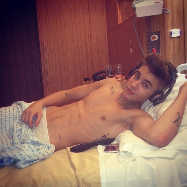 7.mar.2013 - Justin Bieber posa foto do hospital, após passar mal durante show em Londres