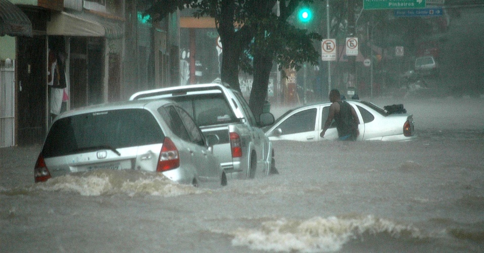 8.mar.2013 - Chuva causa alagamento na região da Vila Pompeia, zona oeste de São Paulo (SP), nesta sexta-feira