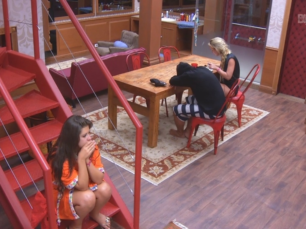 8.mar.2013 - Fernanda almoça na xepa ao lado de André, enquanto Andressa conversa com os dois snetada na escada