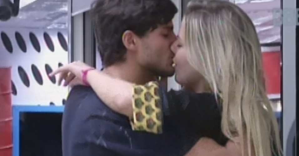 8.mar.2013 - Fernanda e André trocam beijos na sala