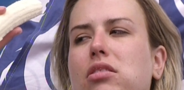 8.mar.2013 - Fernanda reclama das dores, mas diz a Kamilla que resistiu na prova por ela