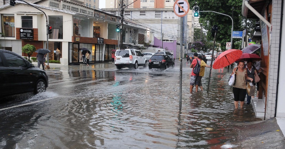 8.mar.2013 - Forte chuva alagou a esquina da alameda dos Maracatins com avenida Divino Salvador, na zona Sul de São Paulo (SP), na tarde desta sexta-feira 