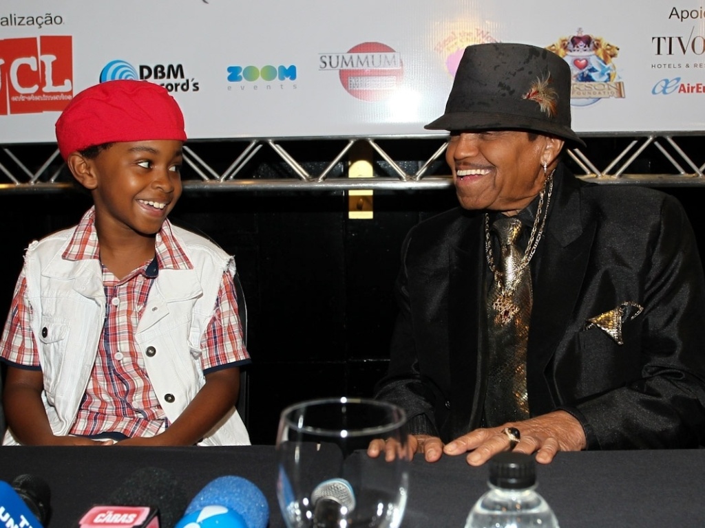8.mar.2013 - Joe Jackson, pai do cantor morto Michael Jackson, e ator Jean Paulo Campos participam de coletiva do musical "Forever King of Pop", que será realizado no dia 13 de abril em São Paulo - Manuela Scarpa/Foto Rio News