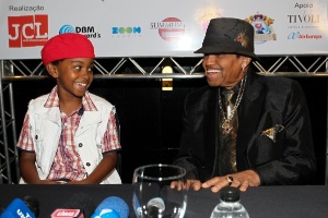Joe Jackson e Jean Paulo Campos, o Cirilo de "Carrossel", em coletiva nesta sexta (8) - Manuela Scarpa/Foto Rio News