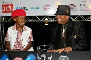 Joe Jackson e Jean Paulo Campos, o Cirilo de "Carrossel", em coletiva nesta sexta (8) - Manuela Scarpa/Foto Rio News