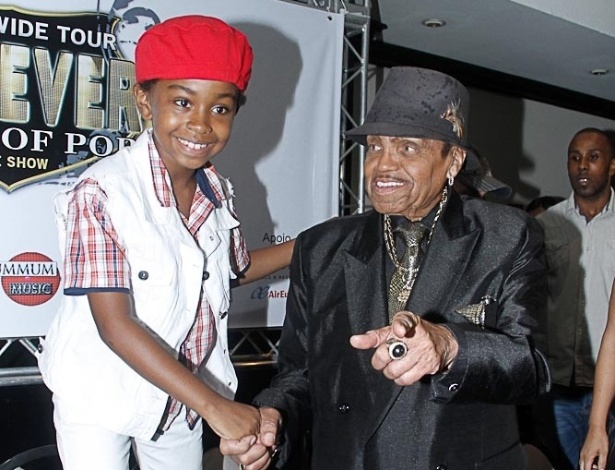 8.mar.2013 - Joe Jackson, pai do cantor Michael Jackson, e ator Jean Paulo Campos participam de coletiva do musical "Forever King of Pop", que será realizado no dia 13 de abril em São Paulo - Amauri Nehn/AgNews