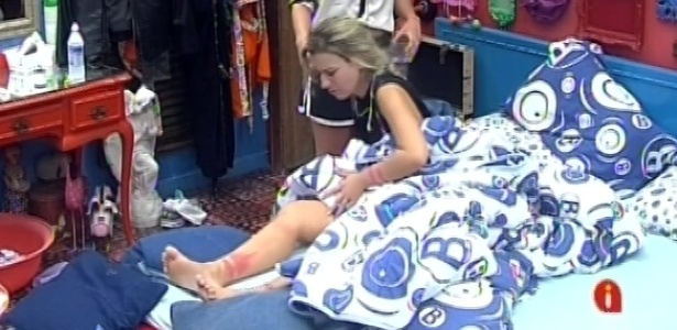 8.mar.2013 - Kamilla entrega remédio a Fernanda, que ficou com as pernas vermelhas e inchadas após mais de 12 horas em prova de resistência