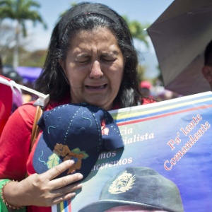 Mulher chora do lado de fora do funeral de Hugo Chávez, na sexta-feira (8) - Ronaldo Schemidt/AFP Photo