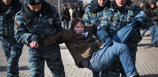 Polícia russa detém ativista em protesto no Dia Internacional da Mulher