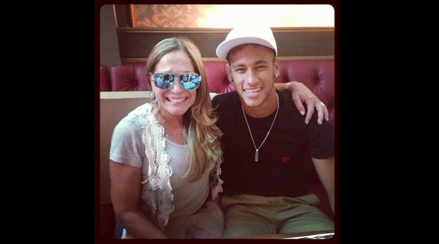 8.mar.2013 - Susana Vieira se encontrou com Neymar e fez questão de tietar o jogador