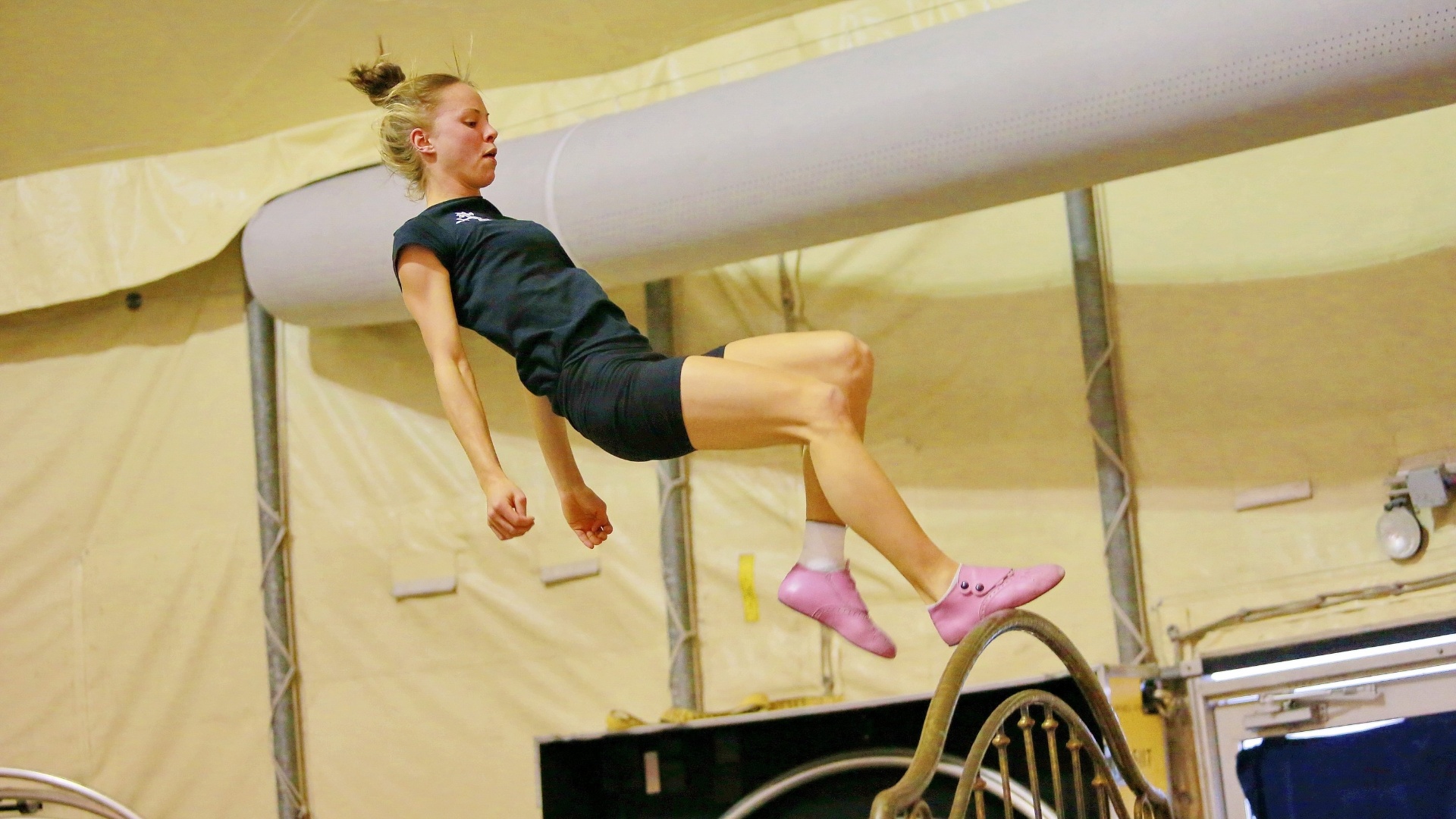 Artistas e acrobatas do Cirque Du Soleil ensaiam o espetáculo "Corteo", que chega ao Brasil em 30 de março - MRossi/Divulgação