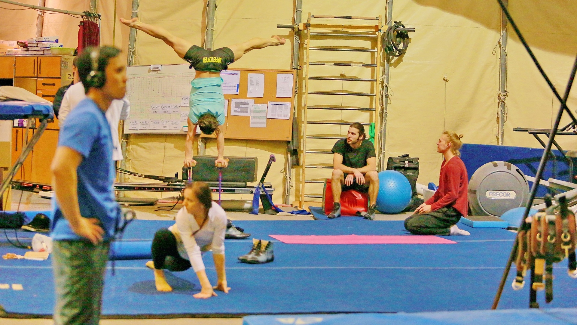 Artistas e acrobatas do Cirque Du Soleil ensaiam o espetáculo "Corteo", que chega ao Brasil em 30 de março - MRossi/Divulgação