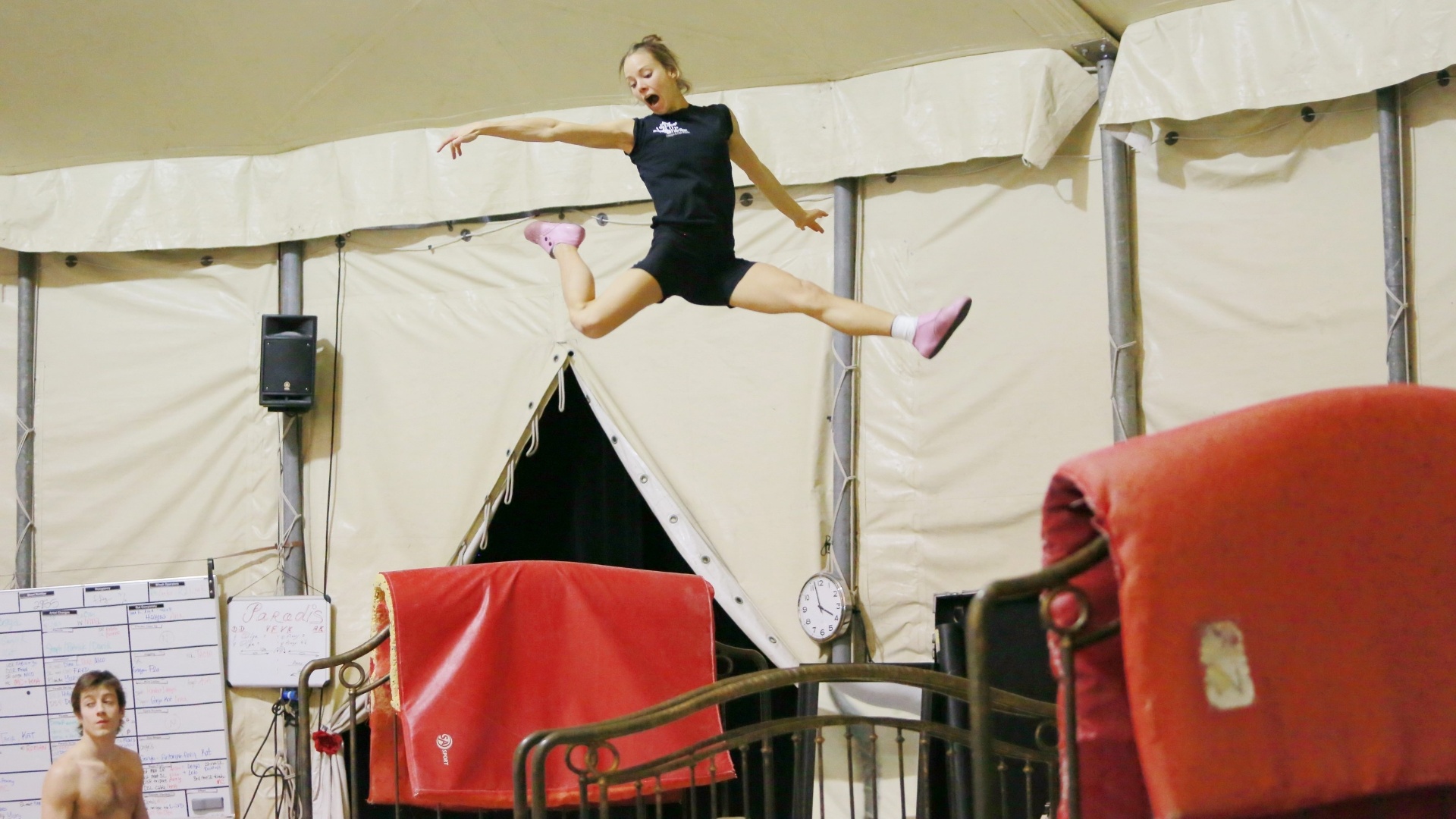 Artistas e acrobatas do Cirque Du Soleil ensaiam o espetáculo "Corteo", que chega ao Brasil em 30 de março - MRossi/Divulgação