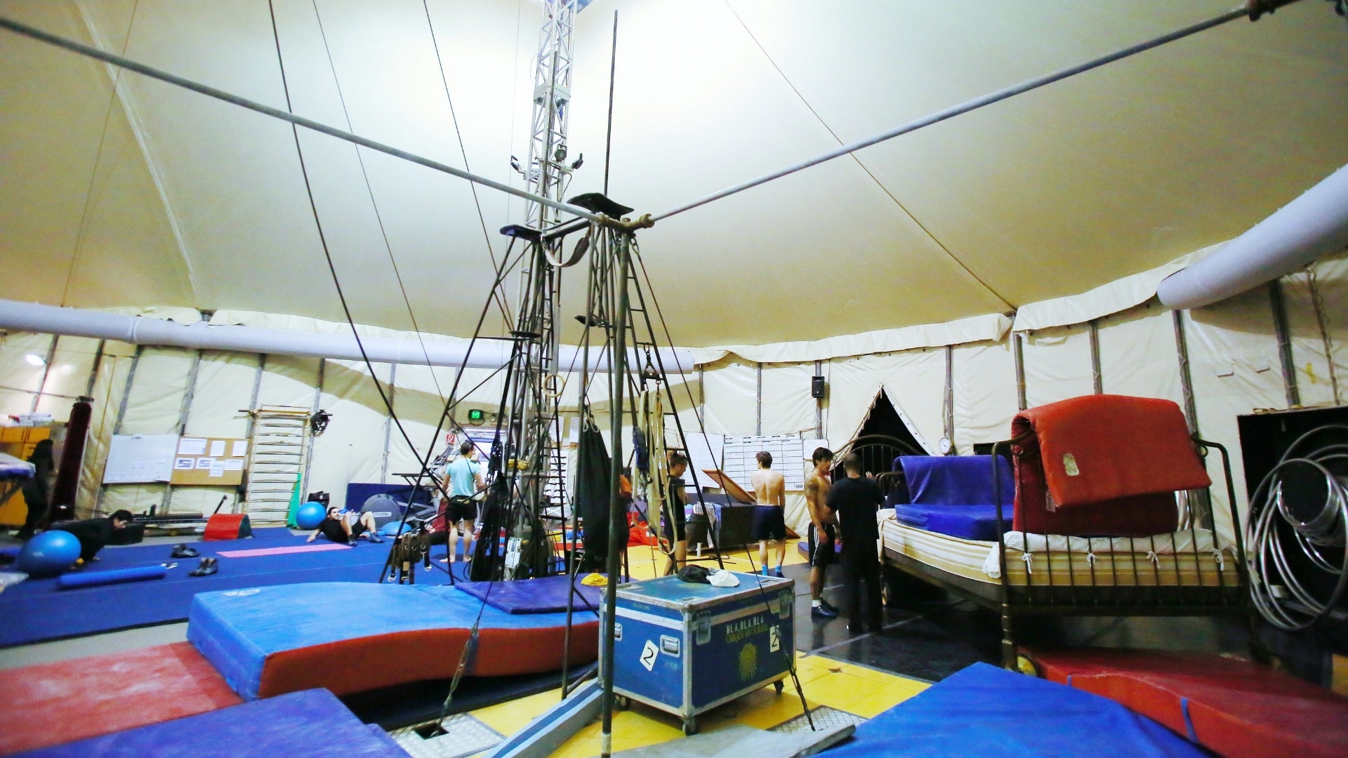 Artistas e acrobatas do Cirque Du Soleil ensaiam o espetáculo "Corteo", que chega ao Brasil em 30 de março - MRossi/Divulgação