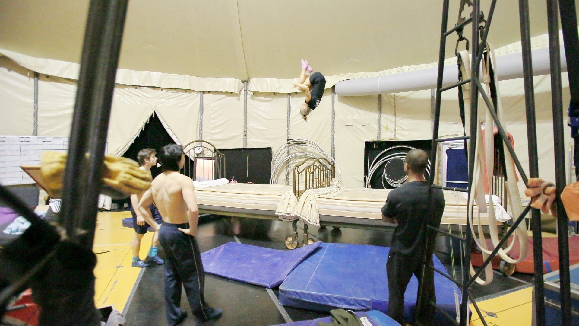 Artistas e acrobatas do Cirque Du Soleil ensaiam o espetáculo "Corteo", que chega ao Brasil em 30 de março - MRossi/Divulgação