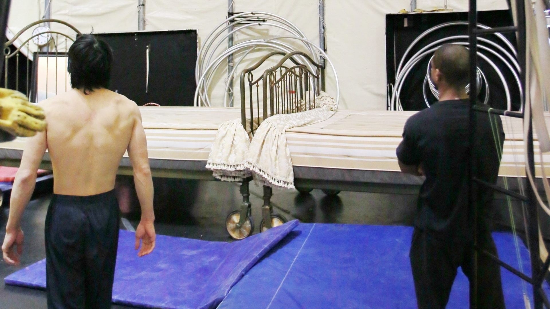 Artistas e acrobatas do Cirque Du Soleil ensaiam o espetáculo "Corteo", que chega ao Brasil em 30 de março - MRossi/Divulgação