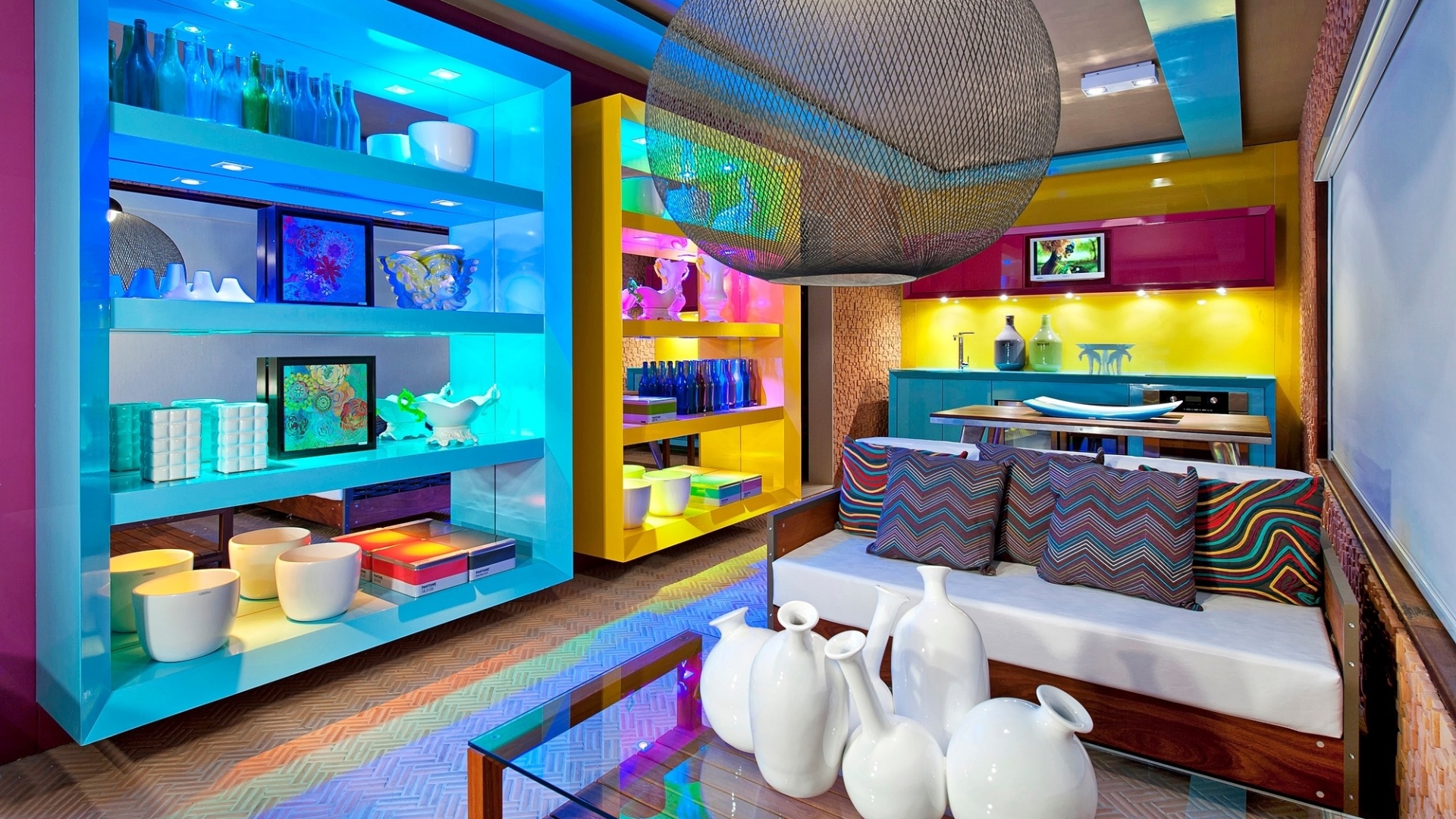 Baseado no color block, o arquiteto Jefferson Castro elegeu como base da decoração da varanda Color as cores ciano, amarelo e magenta. O ambiente que conta com áreas de estar e jantar, além da cozinha, foi apresentado na 16ª Casa Cor Goiás, em 2012 - Ricardo Lima / Divulgação