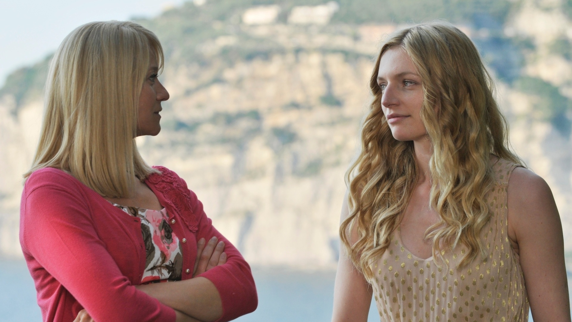 Cena da comédia "Amor É Tudo o Que Você Precisa", de Susanne Bier. Estrelado por Pierce Brosnan, o longa mostra a vida de uma cabelereira que descobriu recentemente a traição do marido. Além da infidelidade, a moça precisa lidar com o tratamento de um câncer, que causou perda de cabelo. Indo para a Itália para o casamento da filha, a mulher se encontra com um viúvo que culpa o mundo pela morte de sua esposa - Divulgação / H2O Films