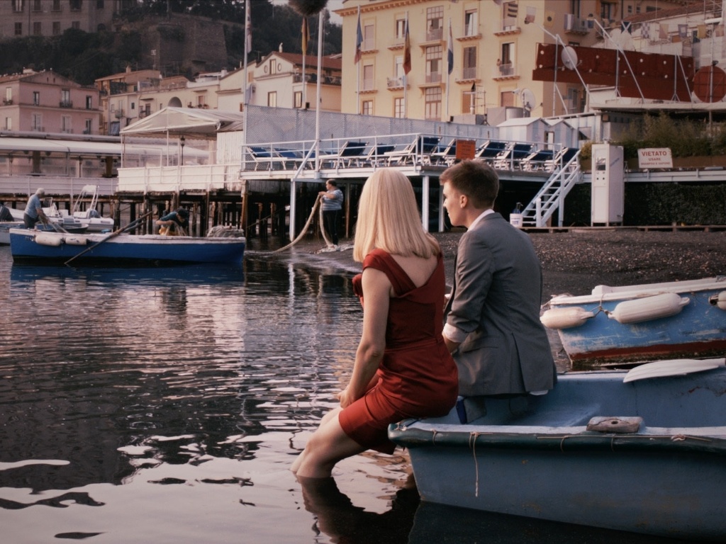 Cena da comédia "Amor É Tudo o Que Você Precisa", de Susanne Bier. Estrelado por Pierce Brosnan, o longa mostra a vida de uma cabelereira que descobriu recentemente a traição do marido. Além da infidelidade, a moça precisa lidar com o tratamento de um câncer, que causou perda de cabelo. Indo para a Itália para o casamento da filha, a mulher se encontra com um viúvo que culpa o mundo pela morte de sua esposa - Divulgação / H2O Films