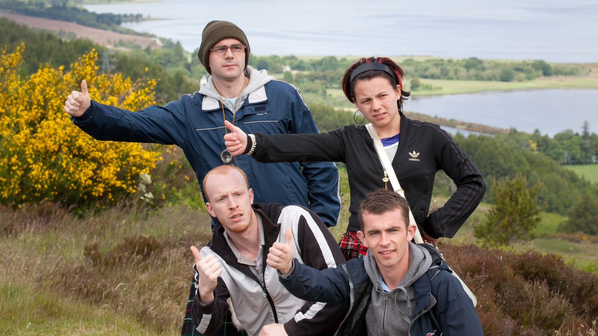 Cena de "A Parte dos Anjos", longa que acompanha Robbie, um pai que decide deixar a vida de crimes após quase ser preso. Ele e seus companheiros encontram dificuldades em ficar dentro da lei, no entanto, por causa de seus passados criminosos e acabam tendo uma grande ideia de como recomeçar a vida após visitarem uma destilaria de whisky - Divulgação / Imovision