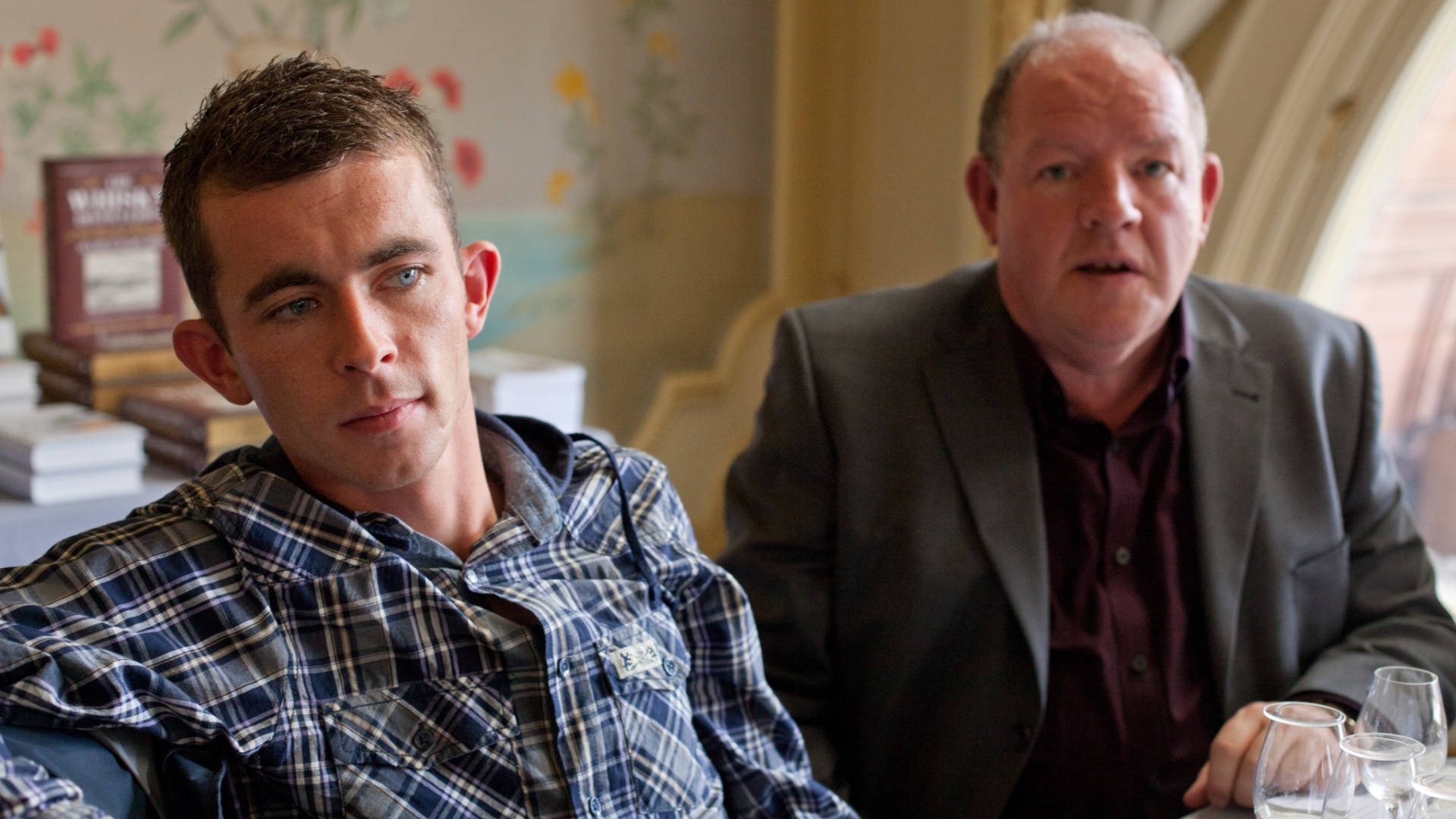 Cena de "A Parte dos Anjos", longa que acompanha Robbie, um pai que decide deixar a vida de crimes após quase ser preso. Ele e seus companheiros encontram dificuldades em ficar dentro da lei, no entanto, por causa de seus passados criminosos e acabam tendo uma grande ideia de como recomeçar a vida após visitarem uma destilaria de whisky - Divulgação / Imovision