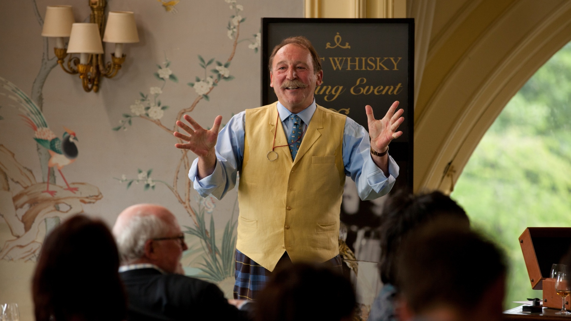 Cena de "A Parte dos Anjos", longa que acompanha Robbie, um pai que decide deixar a vida de crimes após quase ser preso. Ele e seus companheiros encontram dificuldades em ficar dentro da lei, no entanto, por causa de seus passados criminosos e acabam tendo uma grande ideia de como recomeçar a vida após visitarem uma destilaria de whisky - Divulgação / Imovision