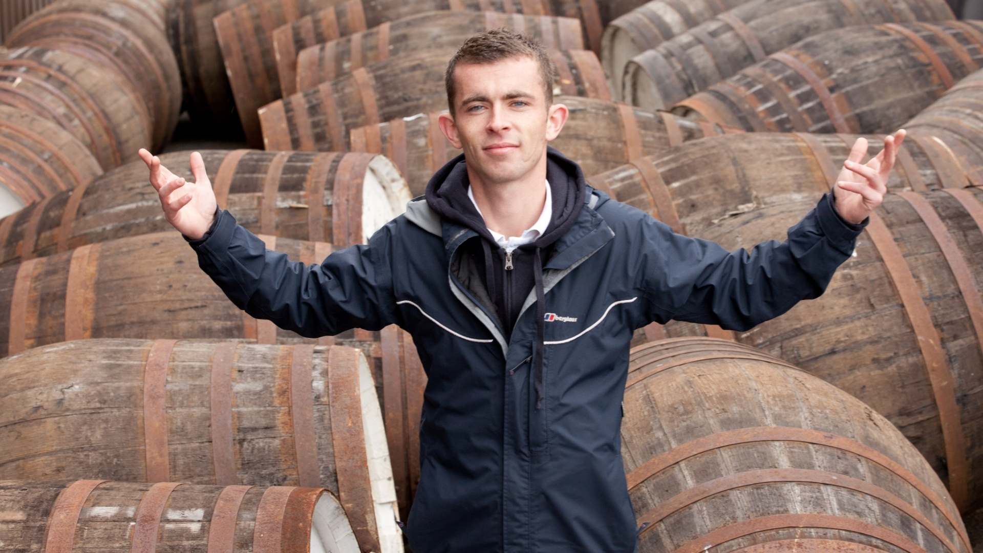 Cena de "A Parte dos Anjos", longa que acompanha Robbie, um pai que decide deixar a vida de crimes após quase ser preso. Ele e seus companheiros encontram dificuldades em ficar dentro da lei, no entanto, por causa de seus passados criminosos e acabam tendo uma grande ideia de como recomeçar a vida após visitarem uma destilaria de whisky - Divulgação / Imovision