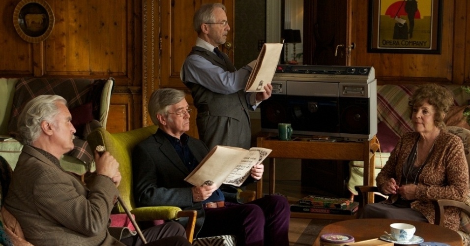 Cena do filme "O Quarteto", de Dustin Hoffman. O premiado ator estreia na direção em longa estrelado por Maggie Smith sobre um grupo de músicos aposentados que precisa conviver com uma diva, que também era mulher de um dos residentes do asilo. Maggie Smith foi indicado ao Globo de Ouro de 2013 por sua atuação no longa - Divulgação / Diamond Brasil