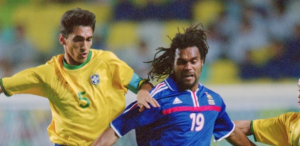 Leomar disputa lance com o francês Karembeu durante jogo da Copa das Confederações de 2001