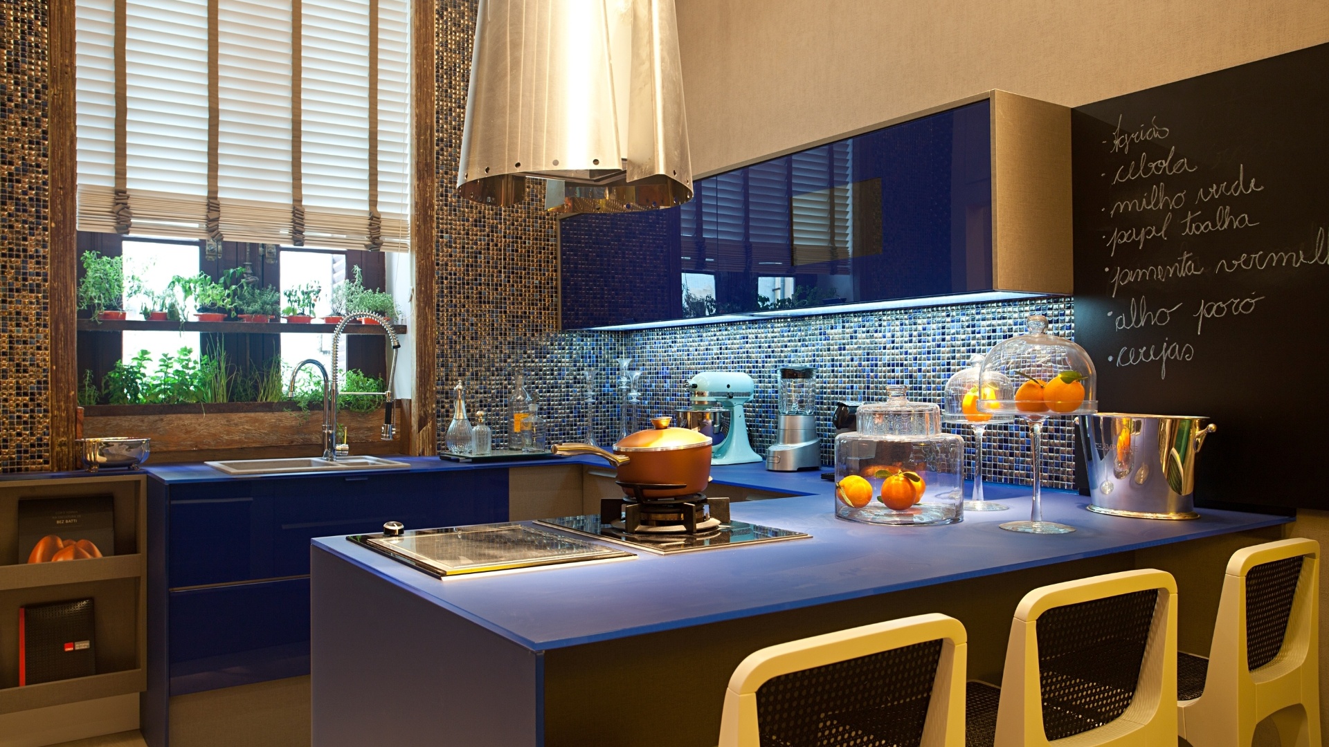 Na Casa Cor RJ 2012, o profissional Thoni Litsz assinou o Estúdio do Chef, com predominância dos tons de azul, combinados com o cinza e pérola - Divulgação