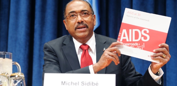 O diretor do programa das Nações Unidas de combate à aids, Michel Sidibé, apresenta relatório sobre a situacão da doença no mundo - Eskinder Debebe/UN Photo