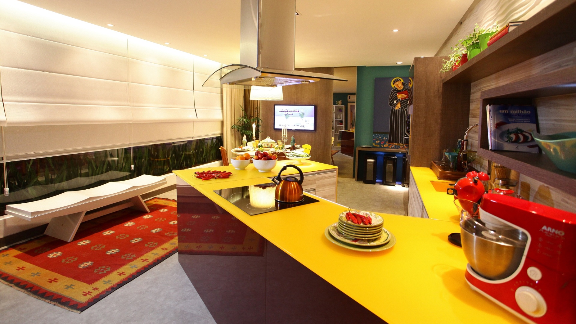 Para a edição 2012 da Casa Cor Maranhão, os arquitetos Iramaia Rabelo e Leonardo Vieira misturaram cores diversas no projeto da varanda gourmet, com destaque para a bancada no tom amarelo vibrante - Divulgação