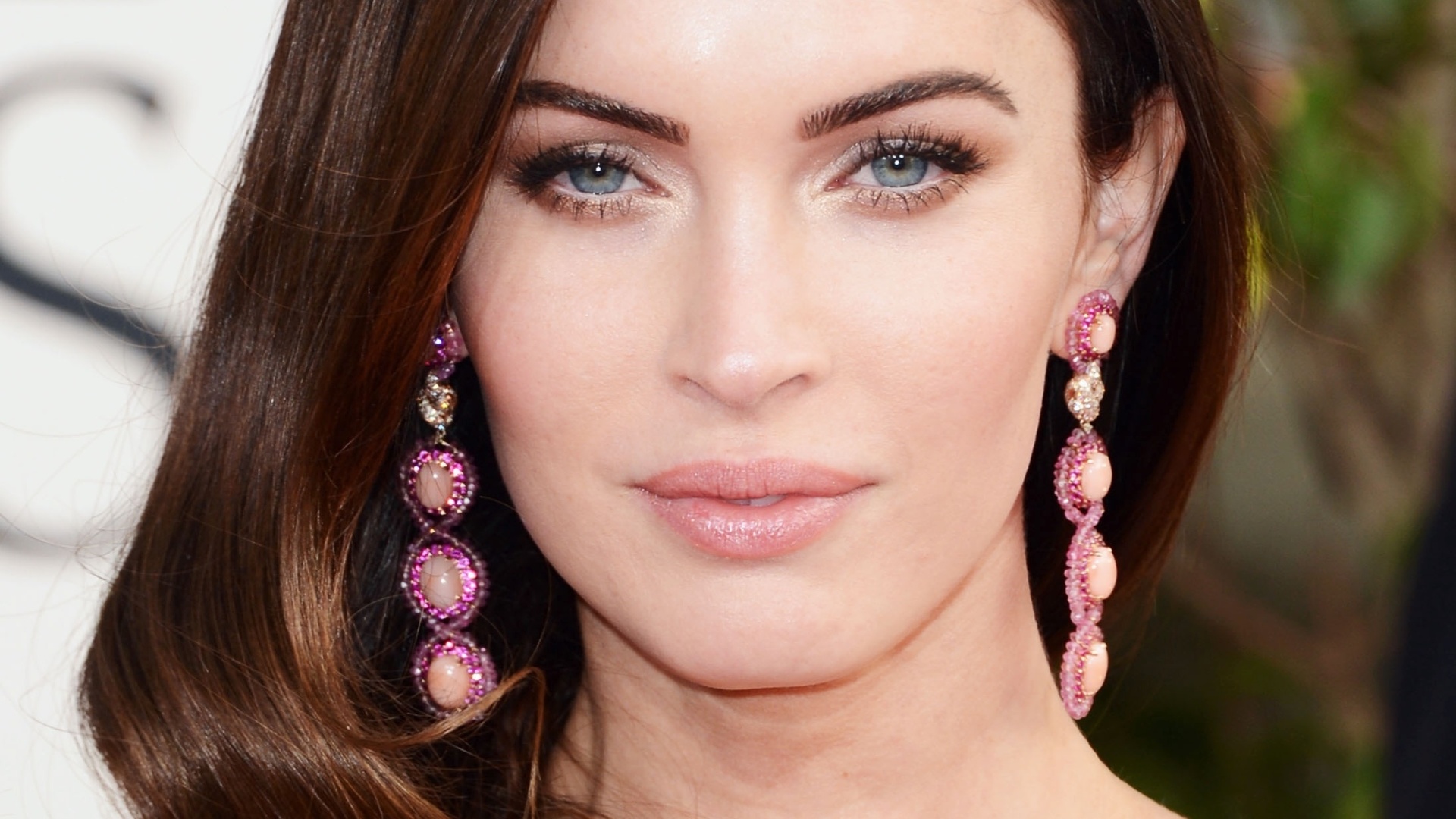 ROSTO OVAL: O volume do penteado de Megan Fox se concentra ao redor do rosto, e não no topo da cabeça. Este truque suaviza o formato oval - Getty Images