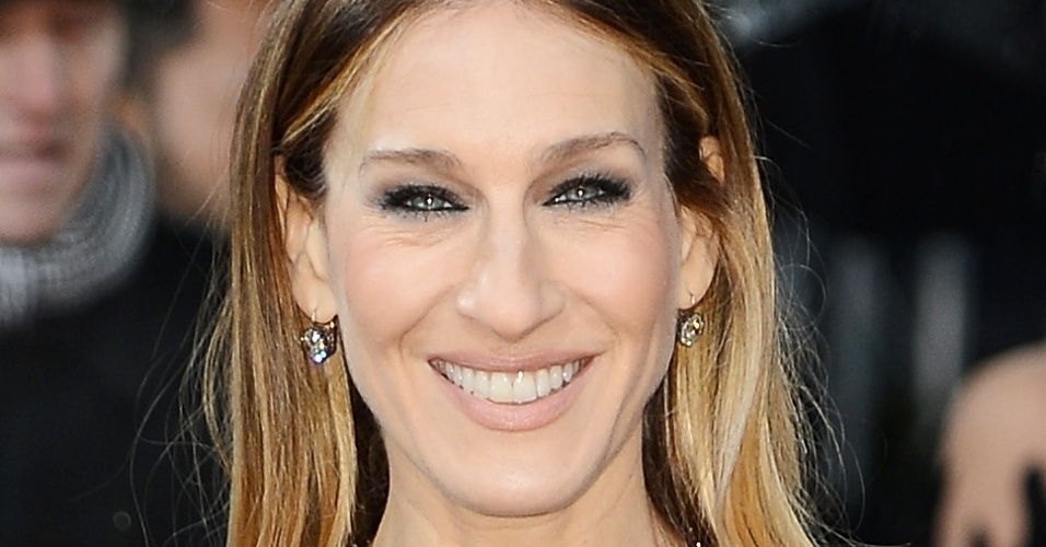 ROSTO OVAL: Repare no macete usado pela atriz Sarah Jessica Parker: o cabelo lisão foi colocado atrás das orelhas para evitar alongar o rosto ainda mais - Getty Images