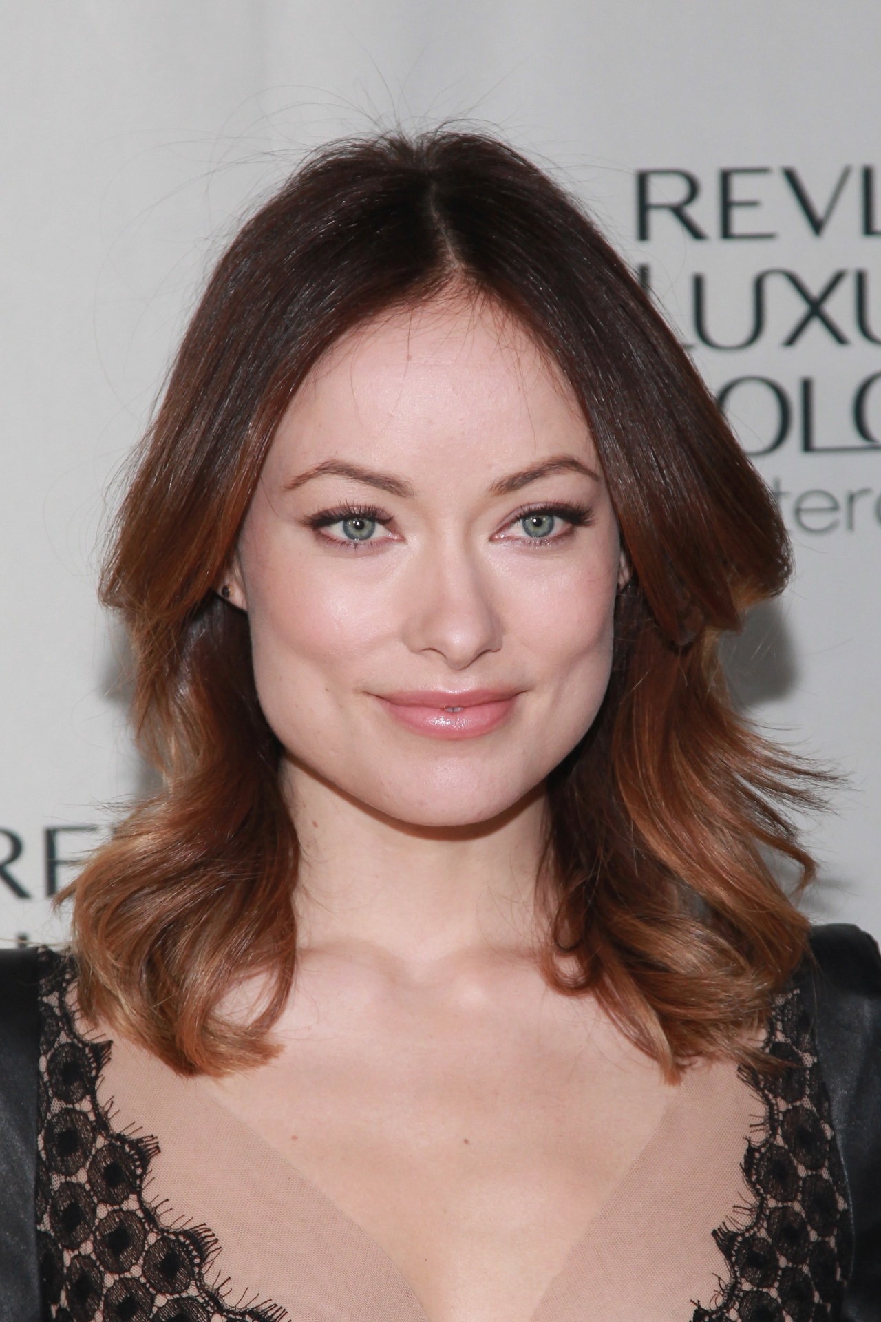 ROSTO QUADRADO: O cabelo com volume sobre as extremidades da testa suavizam o rosto forte da atriz Olivia Wilde - Getty Images